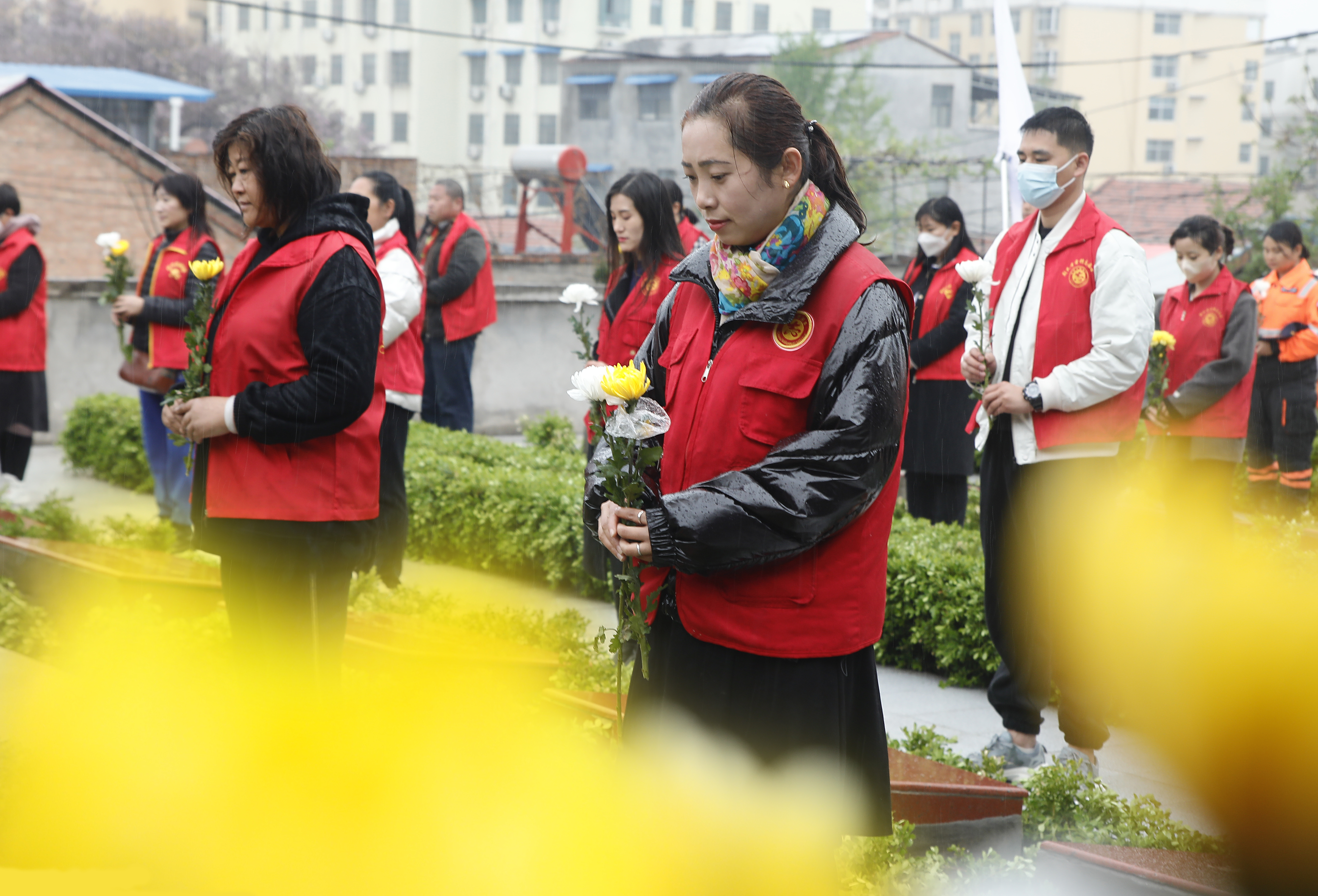 4月3日，尉氏县社会志愿者在尉氏县革命烈士陵园祭奠先烈、寄托哀思。李新义 摄